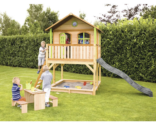 Aire de jeux avec cabane, toboggan, bac à sable et table de pique-nique dans le jardin