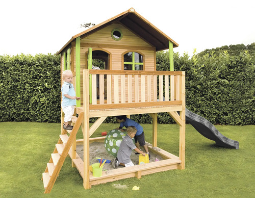 Cabane de jeu avec bac à sable et toboggan dans le jardin avec des enfants qui jouent