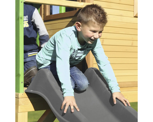 Garçon glissant sur un toboggan d''une aire de jeux