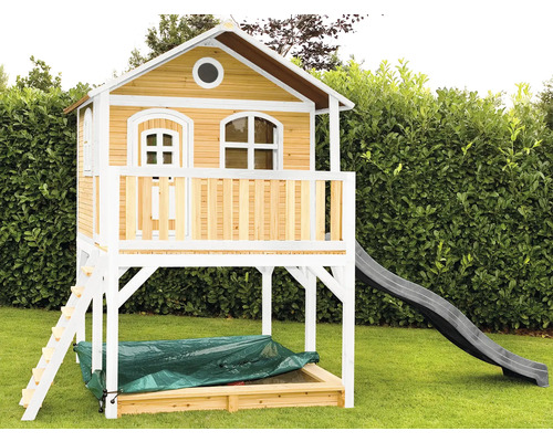 Cabane de jeu en bois avec toboggan et bac à sable dans le jardin