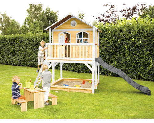 Cabane de jeu en bois avec toboggan, bac à sable et ensemble de sièges pour enfants dans le jardin