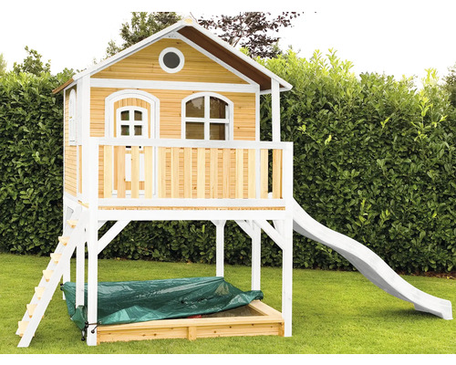 Cabane de jeu avec toboggan et bac à sable dans le jardin