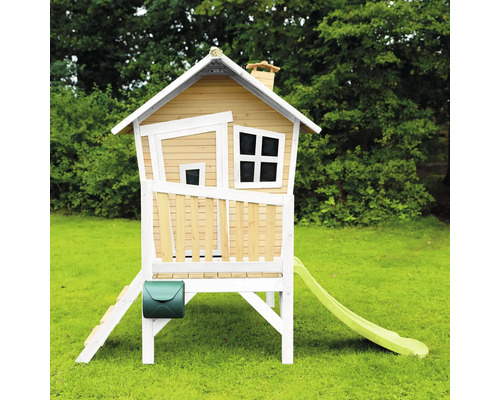 Spielhaus aus Holz mit Rutsche und Briefkasten im Garten