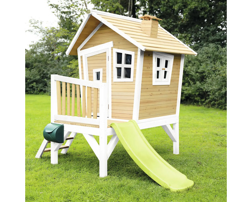 Holzspielhaus mit Rutsche, Briefkasten und Fenster auf einer Rasenfläche