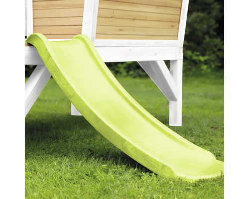 Grüne Rutsche an einem Spielhaus im Garten.