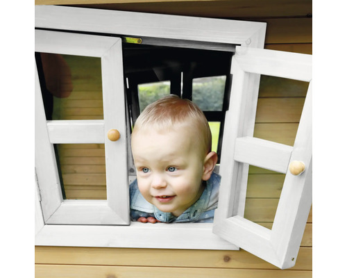 Kleinkind schaut aus Fenster eines Spielhauses