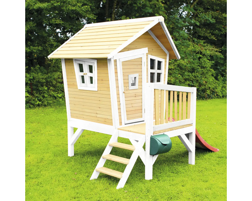 Spielhaus aus Holz mit Rutsche und Briefkasten im Garten