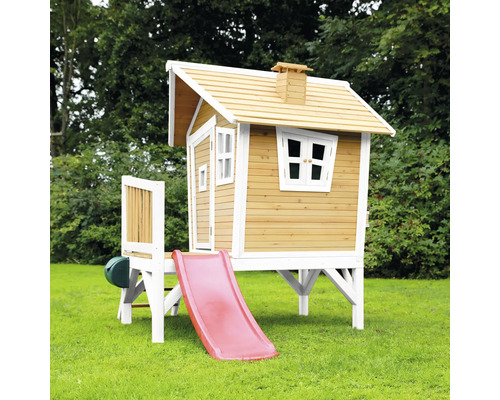 Holzspielhaus mit Rutsche im Garten