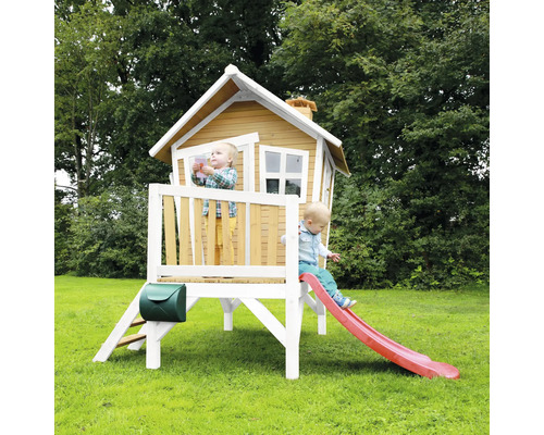 Spielhaus mit Rutsche im Garten mit zwei spielenden Kindern