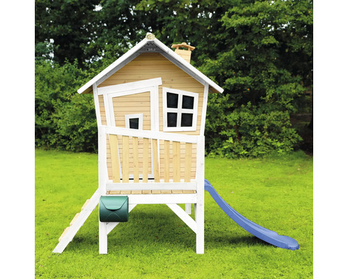 Spielhaus aus Holz mit Rutsche, Leiter und Briefkasten im Garten