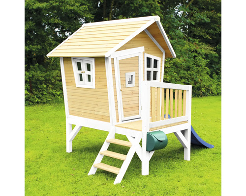 Spielhaus aus Holz mit Rutsche, Treppe und Briefkasten im Garten
