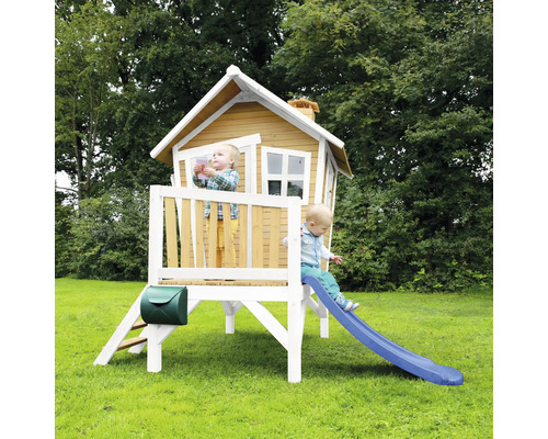Spielhaus aus Holz mit Rutsche und zwei Kindern im Garten
