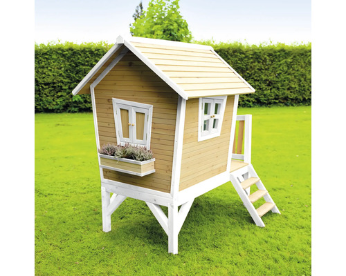 Holzspielhaus mit Fenster und Treppe im Garten