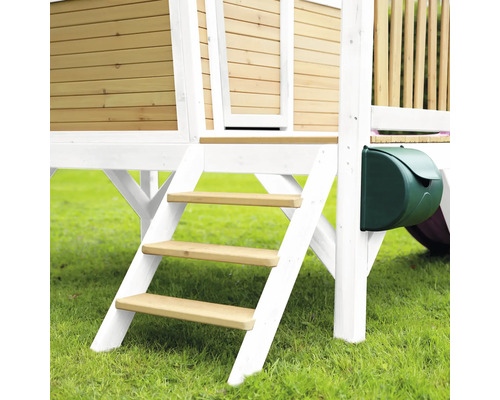 Detailansicht eines Spielhauses mit Holzfassade, weissem Anstrich, einer Leiter und einem Briefkasten