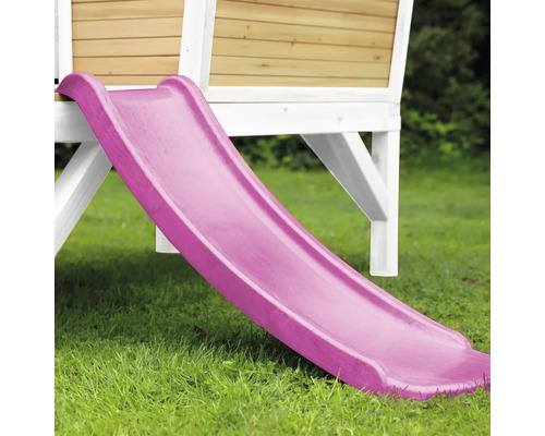 Nahaufnahme einer Kinderrutsche am Spielturm