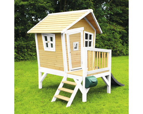 Spielhaus aus Holz mit Rutsche und Briefkasten im Garten