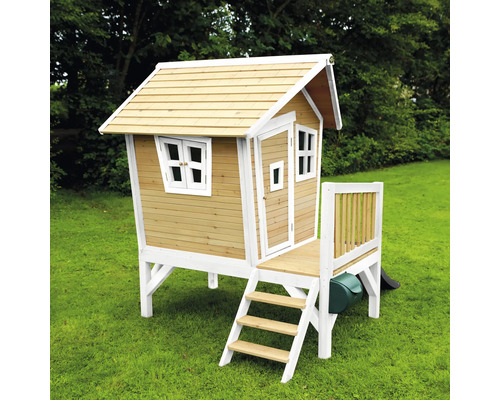 Holzspielhaus mit Fenstern, Tür, Treppe, Plattform, Geländer und Rutsche im Garten