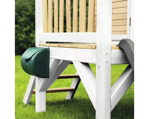 Grüner Briefkasten an einem Spielturm aus Holz