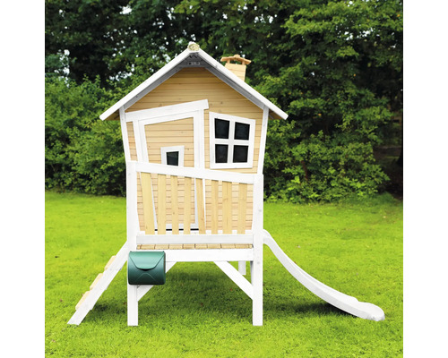 Spielhaus aus Holz mit Rutsche, Leiter und Briefkasten im Garten