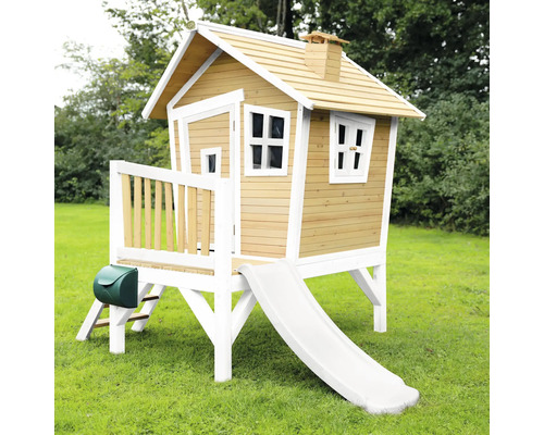 Spielhaus aus Holz mit Rutsche, Briefkasten und Fenster auf einer Rasenfläche