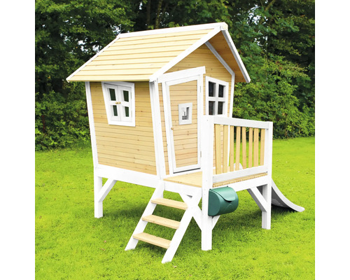 Spielhaus aus Holz mit Treppe, Rutsche und Briefkasten im Garten