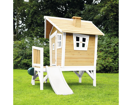 Spielhaus aus Holz mit Rutsche im Garten