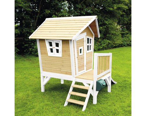 Holzspielhaus mit Veranda im Garten