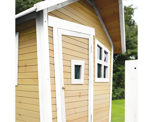 Detailansicht eines Holzspielhauses mit Tür und Fenster