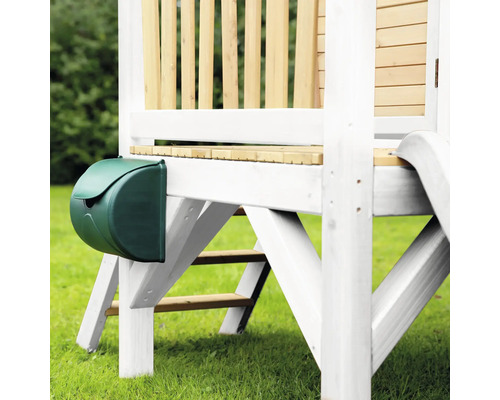 Grüner Briefkasten an einem Spielturm aus Holz