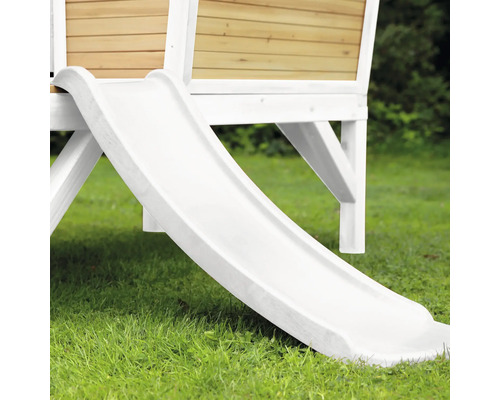 Detailaufnahme einer weissen Kinderrutsche an einem Spielhaus im Garten.