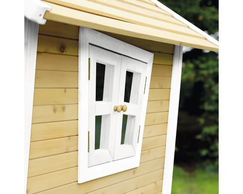 Detailansicht eines Spielhauses mit Holzfenster und Holzdach