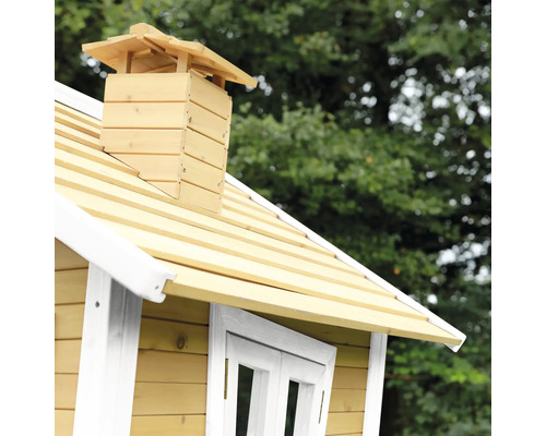 Detailaufnahme eines Holzspielhauses mit Dach und Schornstein.