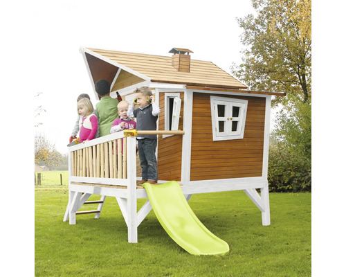 Cabane de jeu en bois avec toboggan et enfants dans le jardin
