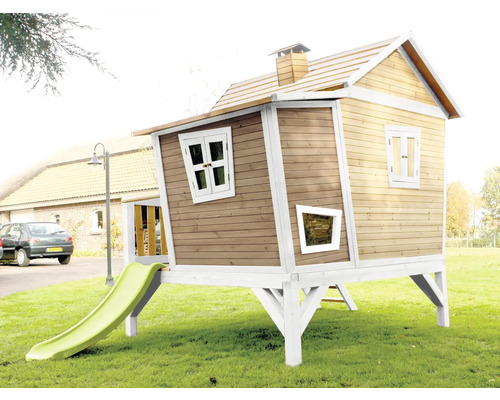 Maisonnette en bois avec toboggan dans le jardin