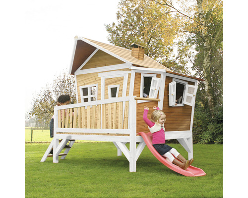 Maisonnette en bois avec toboggan et enfants dans le jardin