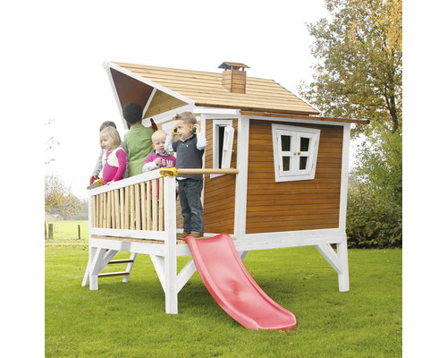 Maisonnette en bois avec toboggan dans le jardin avec des enfants