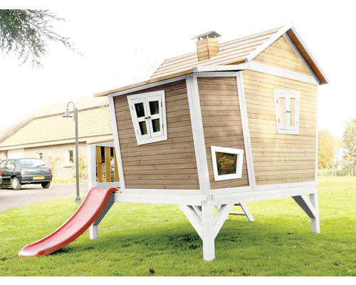 Cabane de jeu en bois avec toboggan dans le jardin