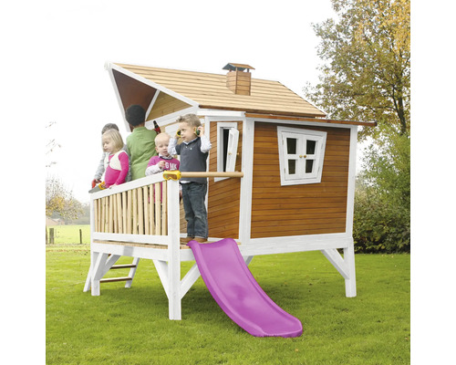 Maisonnette en bois avec toboggan dans le jardin avec des enfants