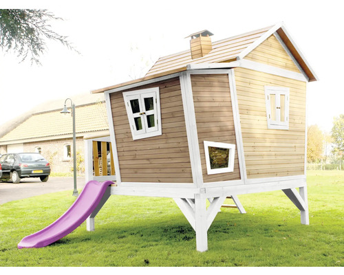 Maison de jeu en bois avec toboggan pour enfants dans le jardin