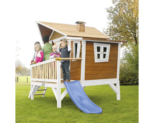 Cabane de jeu en bois avec toboggan et enfants dans le jardin
