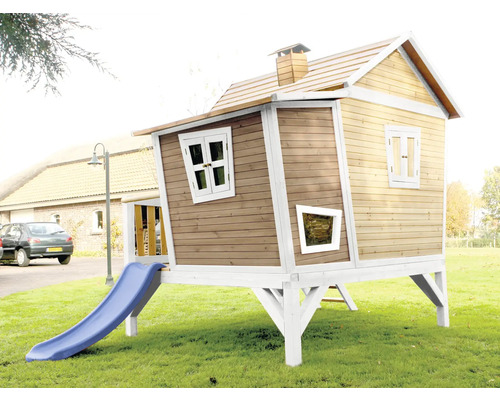 Cabane de jeu en bois avec toboggan dans le jardin