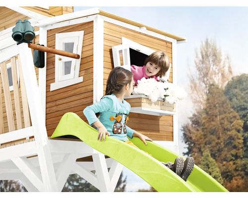 Toboggan pour enfants sur une cabane avec deux enfants