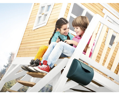 Deux enfants assis sur les marches d''une cabane en bois avec boîte aux lettres