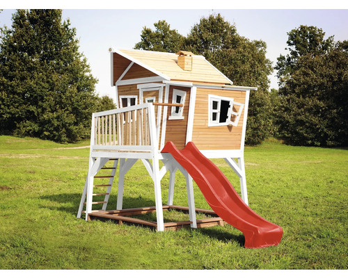 Spielhaus aus Holz mit Rutsche und Leiter im Garten