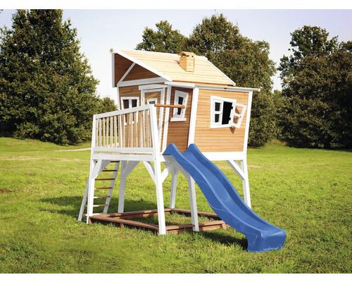 Cabane de jeux en bois avec toboggan et échelle dans le jardin