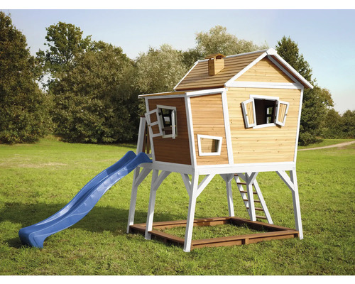 Cabane de jeu en bois avec toboggan et bac à sable sur une pelouse