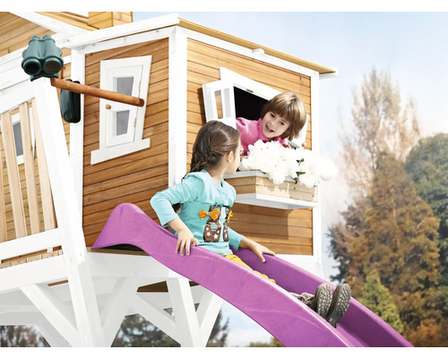 Maisonnette pour enfants avec toboggan et deux filles jouant dans le jardin.