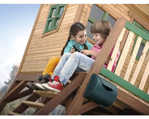 Deux enfants sont assis sur les marches d''une cabane en bois avec une boîte aux lettres.