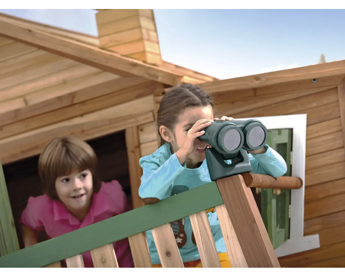 Deux enfants jouent dans une cabane en bois, l''un d''eux regardant à travers des jumelles jouet.