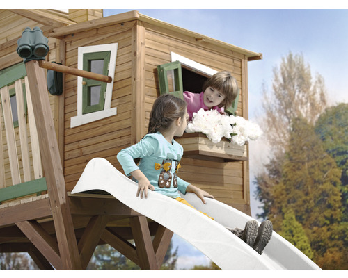 Cabane de jeu avec toboggan et deux enfants